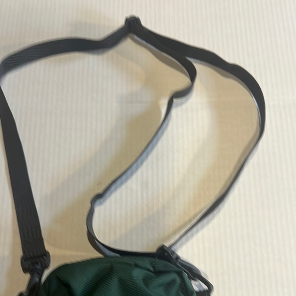 Columbia urban uplift side bag Green Black Adjustable Strap zipper inside pocket - Picture 5 of 10